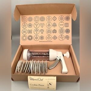 NIB Pampered Chef Cookie Press 1525 includes 16 Decorative Disks & Recipes